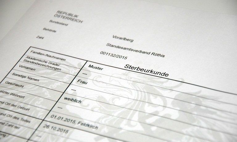 Amtlicher Ausweis aus Österreich, der ein Sterbeurkundenformular mit Details wie Familienname, akademische Grade, Geburtsort, Geschlecht und Todesdatum zeigt. Der Ausweis ist für die Republik Österreich.