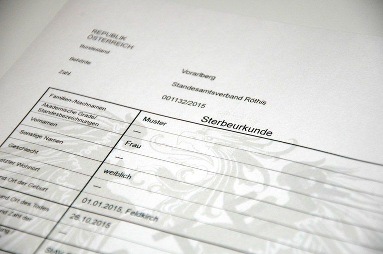 Amtlicher Ausweis aus Österreich, der ein Sterbeurkundenformular mit Details wie Familienname, akademische Grade, Geburtsort, Geschlecht und Todesdatum zeigt. Der Ausweis ist für die Republik Österreich.