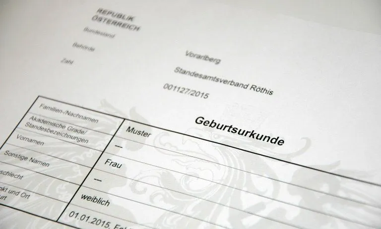Dokument zeigt eine Geburtsurkunde aus Österreich, datiert auf 27.01.2015, ausgestellt vom Landesamt Vorarlberg, mit Feldern für Familiennamen, akademische Grade, Geschlecht und Geburtsort.