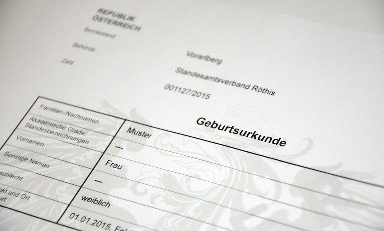 Dokument zeigt eine Geburtsurkunde aus Österreich, datiert auf 27.01.2015, ausgestellt vom Landesamt Vorarlberg, mit Feldern für Familiennamen, akademische Grade, Geschlecht und Geburtsort.