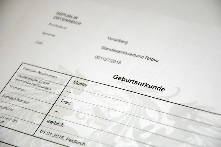 Dokument zeigt eine Geburtsurkunde aus Österreich, datiert auf 27.01.2015, ausgestellt vom Landesamt Vorarlberg, mit Feldern für Familiennamen, akademische Grade, Geschlecht und Geburtsort.
