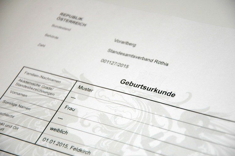 Dokument zeigt eine Geburtsurkunde aus Österreich, datiert auf 27.01.2015, ausgestellt vom Landesamt Vorarlberg, mit Feldern für Familiennamen, akademische Grade, Geschlecht und Geburtsort.