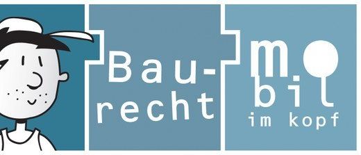 Ein Bild mit drei farbigen Panels, grün, blau und blau, mit einer Karikatur eines Mannes, der einen Stift hält und lächelt. Die Wörter 'Vor der Land' sind grün, 'Bau-recht' blau und 'Mobil im Kopf' ebenfalls blau.