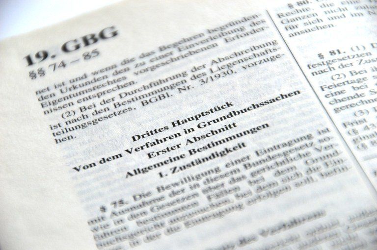 Nahaufnahme einer Seite mit rechtlichen Texten. Oben steht '19. GBG'. Abschnitte beinhalten 'Drittes in Genehmigung' und 'Allgemeine Bestimmung'. Die Seite hat auch numerische Verweise und Abschnitte mit Text in kleinerer Schrift.