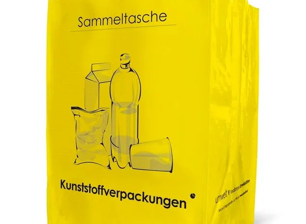 Ein gelber Beutel mit der Aufschrift 'Sammeltasche' und 'Kunststoffverpackungen', der Illustrationen von Plastikartikeln wie einer Flasche, einem Becher und einem Beutel enthält, vor weißem Hintergrund.