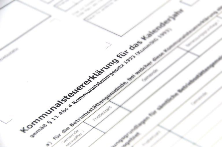 Ein Nahaufnahme eines Dokuments mit Text auf Deutsch, einschließlich 'Kommunalsteuererklärung', '1993' und 'Postleitzahl', scheint ein Formular für die kommunale Steuererklärung zu sein.