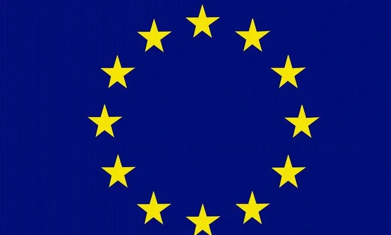 Die Flagge der Europäischen Union zeigt einen Kreis von 12 gelben Sternen auf blauem Hintergrund. Die Sterne symbolisieren Einheit und Solidarität.