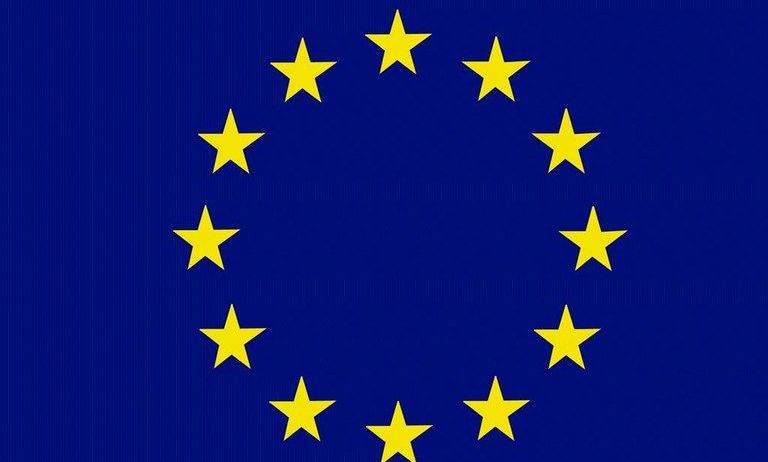 Die Flagge der Europäischen Union zeigt einen Kreis von 12 gelben Sternen auf blauem Hintergrund. Die Sterne symbolisieren Einheit und Solidarität.