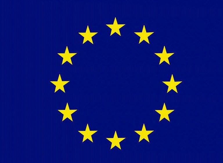 Die Flagge der Europäischen Union zeigt einen Kreis von 12 gelben Sternen auf blauem Hintergrund. Die Sterne symbolisieren Einheit und Solidarität.