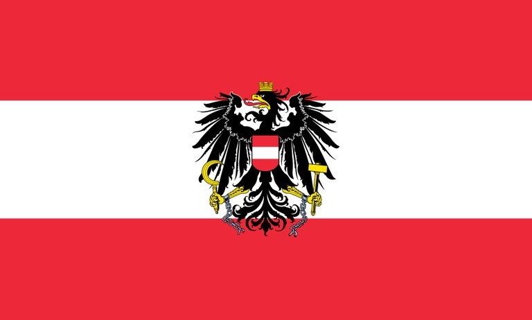 Die Flagge Österreichs zeigt einen großen schwarzen Adler in der Mitte, der einen Hammer und Amboss hält, mit einer goldenen Krone auf dem Kopf. Der Adler ist von einem weißen Streifen auf rotem Hintergrund umgeben.