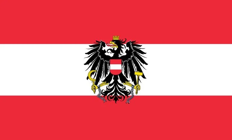 Die österreichische Flagge zeigt einen roten Hintergrund mit einem weißen Streifen in der Mitte. Auf dem weißen Streifen befindet sich ein schwarzer Doppeladler mit einer goldenen Krone, einem gelben Schnabel und einer Zunge, der einen Hammer und ein Schwert in seinen Krallen hält.
