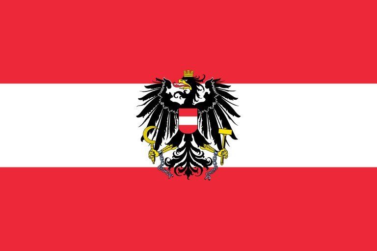 Die österreichische Flagge zeigt einen roten Hintergrund mit einem weißen Streifen in der Mitte. Auf dem weißen Streifen befindet sich ein schwarzer Doppeladler mit einer goldenen Krone, einem gelben Schnabel und einer Zunge, der einen Hammer und ein Schwert in seinen Krallen hält.