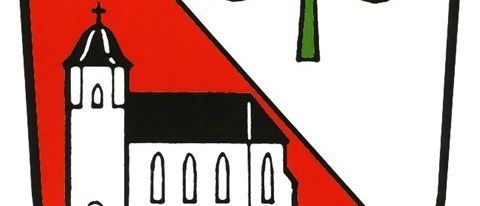 Das Bild zeigt eine weiße Kirche mit einem roten Dreieck auf weißem Hintergrund. Die Kirche hat bogenförmige Fenster und ein Kreuz auf der Spitze. Über der Kirche befindet sich ein grünes Kleeblatt.