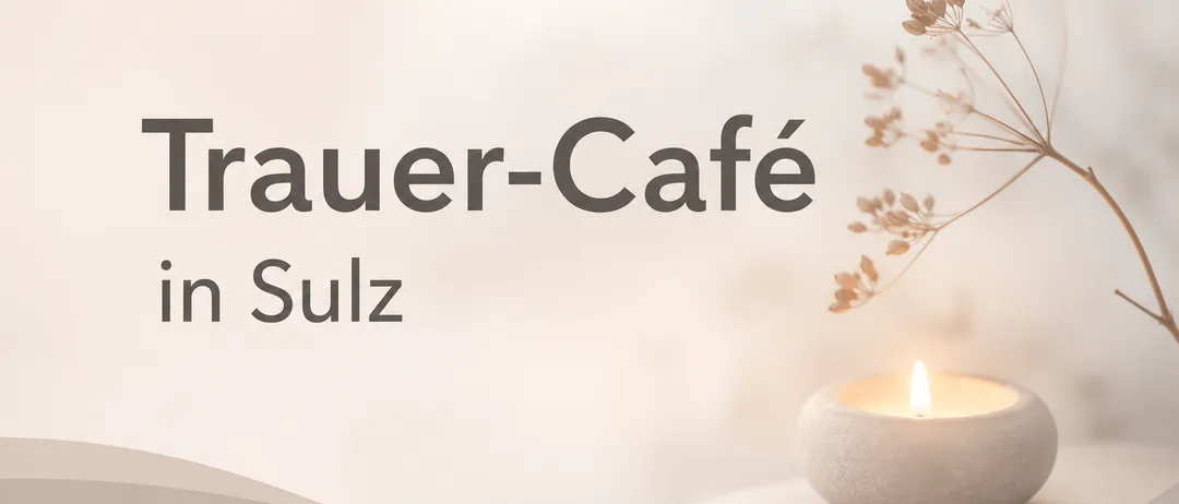 Eine ruhige Szene mit einer brennenden Kerze in einem Steinhalter, einer zarten Pflanze und den Worten 'Trauer-Cafe in Sulz' prominent angezeigt.