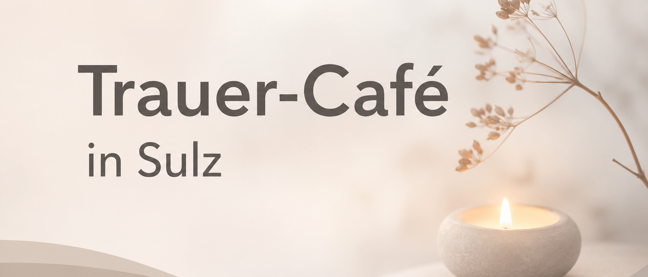 Eine ruhige Szene mit einer brennenden Kerze in einem Steinhalter, einer zarten Pflanze und den Worten 'Trauer-Cafe in Sulz' prominent angezeigt.