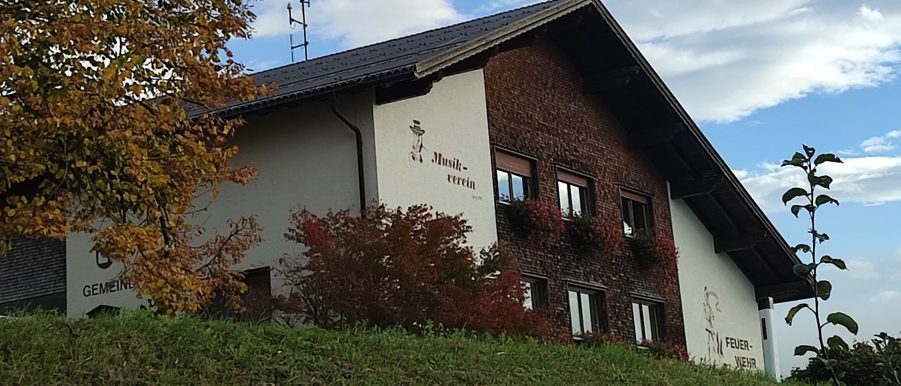 Bild enthält, Outdoors, Shelter, Nature, Countryside, Hut, Rural, Sky, Grass, Tree, Housing