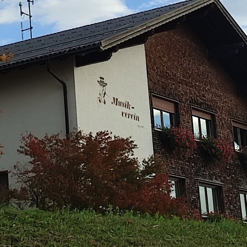 Bild enthält, Outdoors, Shelter, Nature, Countryside, Hut, Rural, Sky, Grass, Tree, Housing