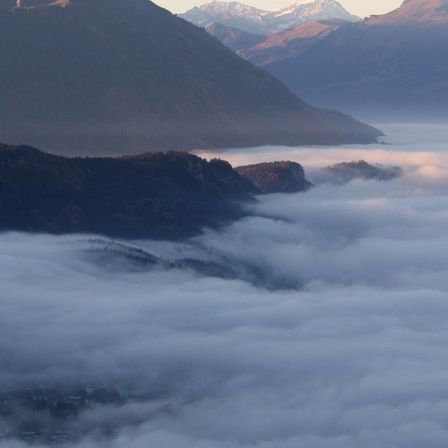 Bild enthält, Nature, Outdoors, Weather, Mountain Range, Peak, Scenery, Fog, Landscape, Sky, Cloud
