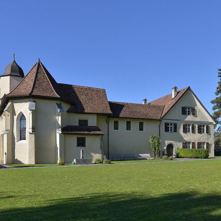 Bild enthält, Grass, Plant, Lawn, Architecture, Building, Housing, House, Manor, Gothic Arch, Villa