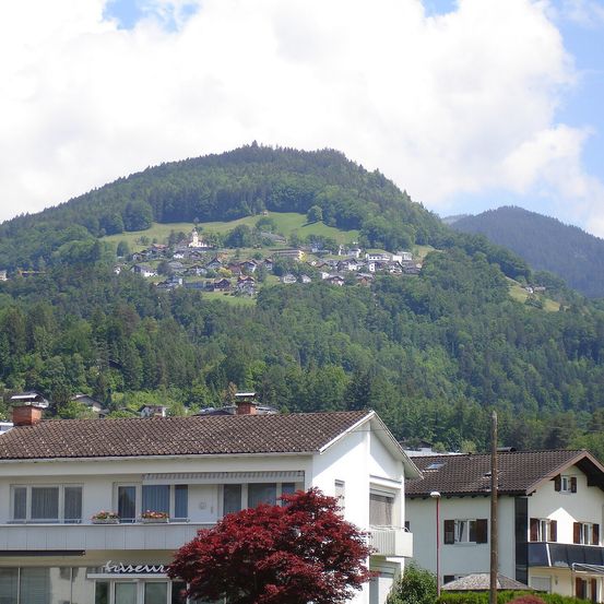 Bild enthält, Neighborhood, Building, House, Housing, Roof, Nature, Outdoors, Countryside, Hill, Slope