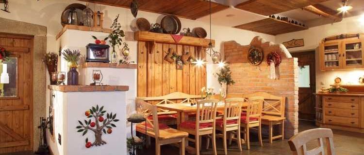 Bild enthält, Dining Room, Dining Table, Furniture, Indoors, Table, Interior Design, Wood, Kitchen, Home Decor, Chair