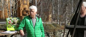 Bild enthält, Pants, Person, Portrait, Potted Plant, Adult, Male, Man, Rock, Road, Coat