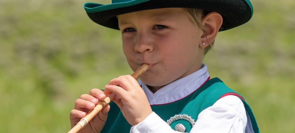 Bild enthält, Body Part, Finger, Hand, Person, Clothing, Hat, Musical Instrument, Face, Head, Flute