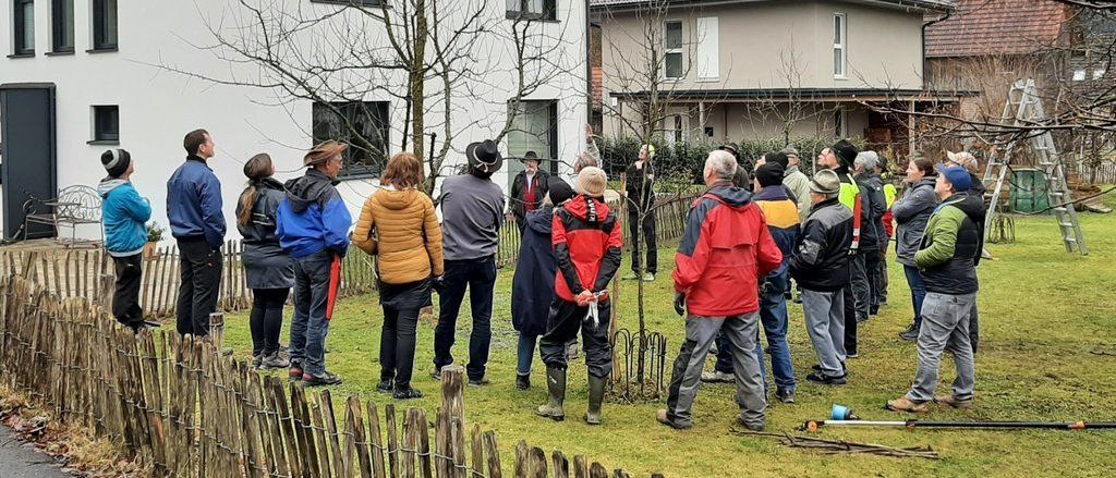 Bild enthält, Nature, Outdoors, Yard, Adult, Male, Man, Person, Picket Fence, Coat, Jacket