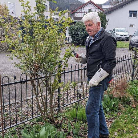 Bild enthält, Nature, Outdoors, Yard, Pants, Herbal, Garden, Adult, Male, Man, Person