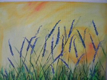 Ein Aquarell zeigt hohe Lavendelblüten, die sanft im Wind wehen, vor dem Hintergrund eines leuchtenden Sonnenuntergangs mit gelben und orangefarbenen Tönen.