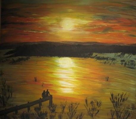 Ein Sonnenuntergangsgemälde zeigt zwei Menschen, die auf einem Dock am See sitzen, umgeben von einem warmen, leuchtenden Himmel.