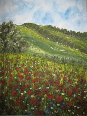 Ein Gemälde eines üppigen grünen Hügels mit verschiedenen bunten Blumen, einschließlich rot, weiß und blau, unter einem blauen Himmel mit verstreuten Wolken.