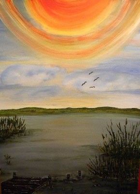Ein Gemälde eines Sonnenuntergangs über einem See mit einem Steg und fliegenden Vögeln. Der Himmel ist leuchtend orange und gelb gefärbt.
