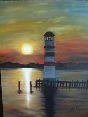 Ein Leuchtturm steht allein auf einem Steg in der Mitte eines ruhigen Meeres bei Sonnenuntergang. Die Sonne geht am Horizont unter und taucht das Wasser in ein warmes Licht.