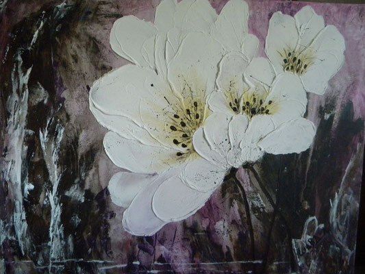 Ein abstraktes Gemälde zeigt drei weiße Blumen mit gelben Zentren vor einem dunklen lila Hintergrund.