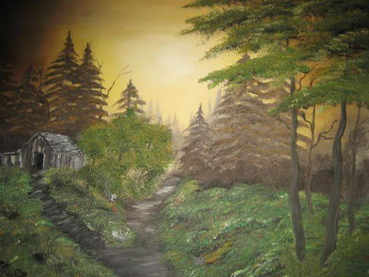 Ein Gemälde zeigt einen friedlichen Wald mit einer kleinen, verwitterten Hütte, die zwischen hohen Bäumen eingebettet ist. Ein gewundener Pfad führt durch die üppige Grünfläche unter einem goldenen Sonnenuntergang.