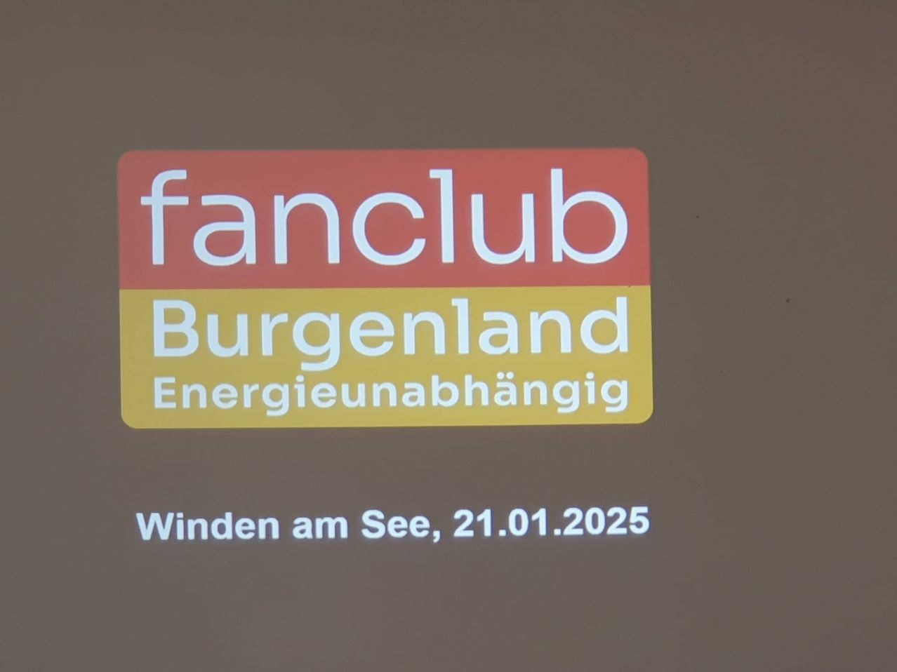 Bild enthält, Advertisement, Sign, Symbol, Poster, Text, Business Card, Paper, Logo