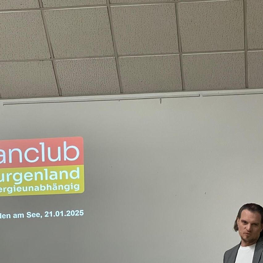 Bild enthält, People, Person, Crowd, Adult, Male, Man, Face, Head, Suit, Audience