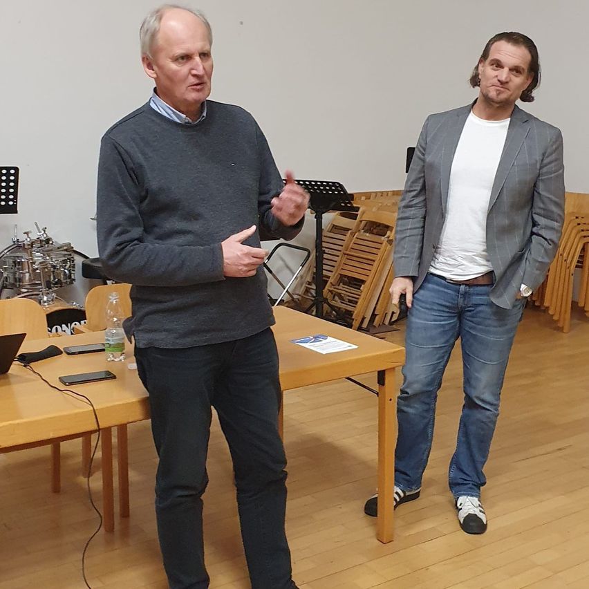 Bild enthält, Table, Desk, Plywood, Wood, Pants, Adult, Male, Man, Person, Sweater