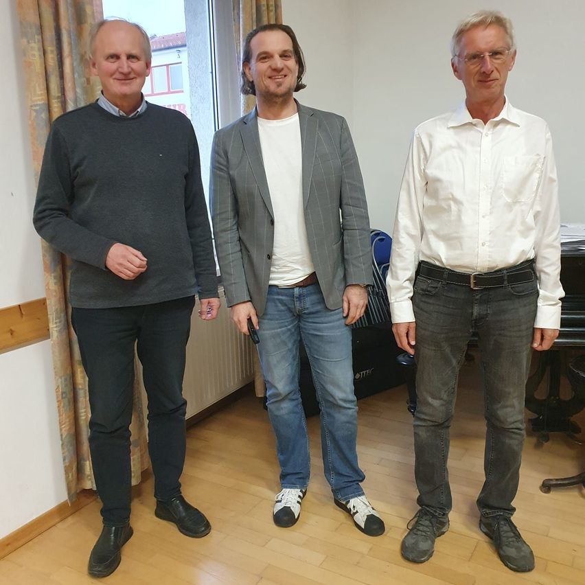 Bild enthält, Pants, Jeans, Adult, Male, Man, Person, Groupshot, Standing, Shirt, Blazer