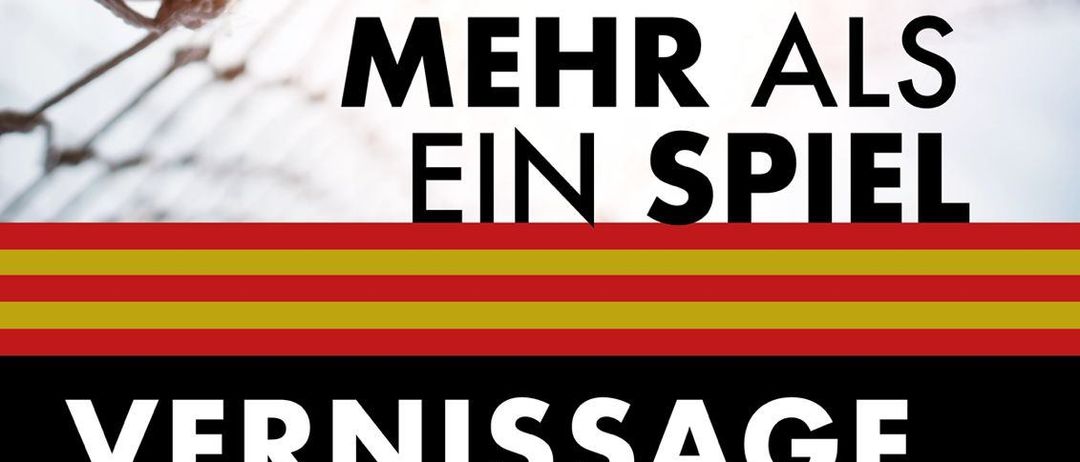 Ein Fußball, der in einem Netz gefangen ist. Der Text 'Mehr als ein Spiel' und 'Vernissage 20. Feb '26' ist zu sehen. Das Logo 'Kirchberg-Raab' ist oben. Zone Kirchberg/Raab.