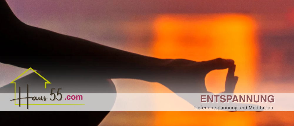 A hand forms a peace sign in front of a blurred orange background. The website logo reads 'nus 55.com' in the left corner. The text 'ENTSPANNU' is written in white font.