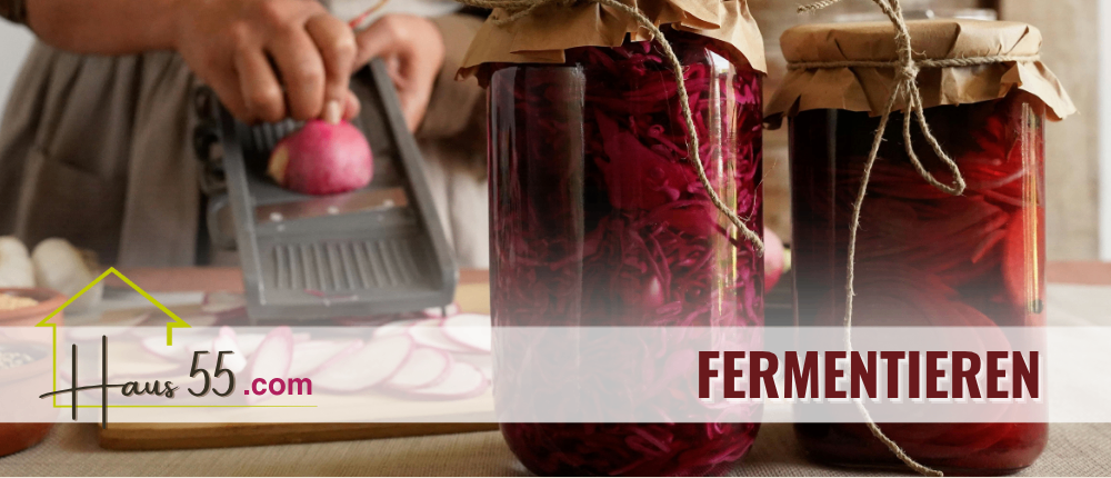 Eine Person schneidet einen Rettich auf einem Schneidebrett, mit zwei Gläsern eingelegter Rote Bete in der Nähe. Der Text 'fermentierus 55.com' ist sichtbar.