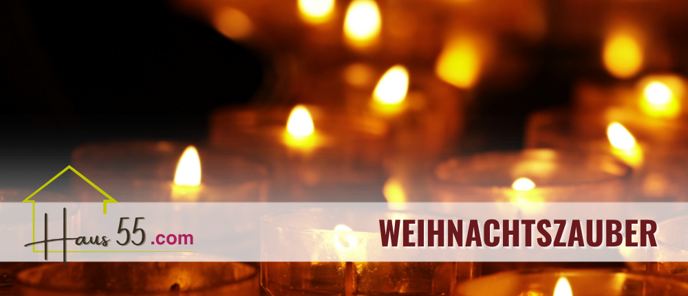 Ein Banner mit einer Website-Adresse zeigt mehrere brennende Kerzen mit einem Bokeh-Hintergrund. Der Text 'Weihnachtszauber' ist in roter Schrift über den Kerzen geschrieben.