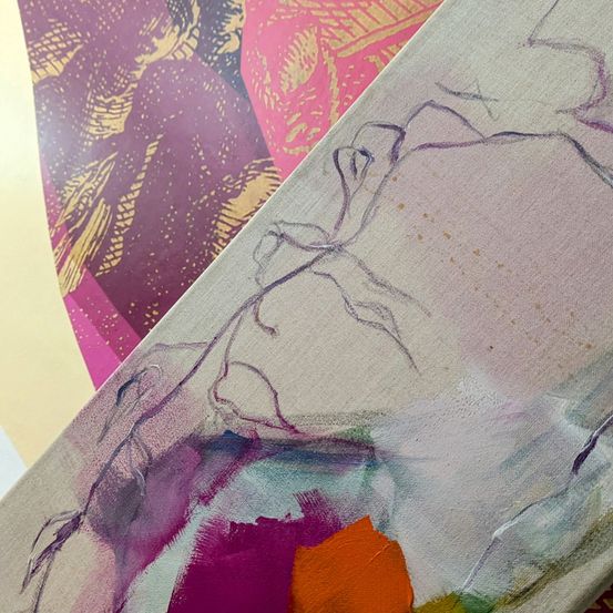 Eine Nahaufnahme eines abstrakten Gemäldes mit leuchtenden Farben, darunter Lila, Rosa, Orange und Grün. Das Gemälde ist auf einer weißen Leinwand mit sichtbaren Pinselstrichen.