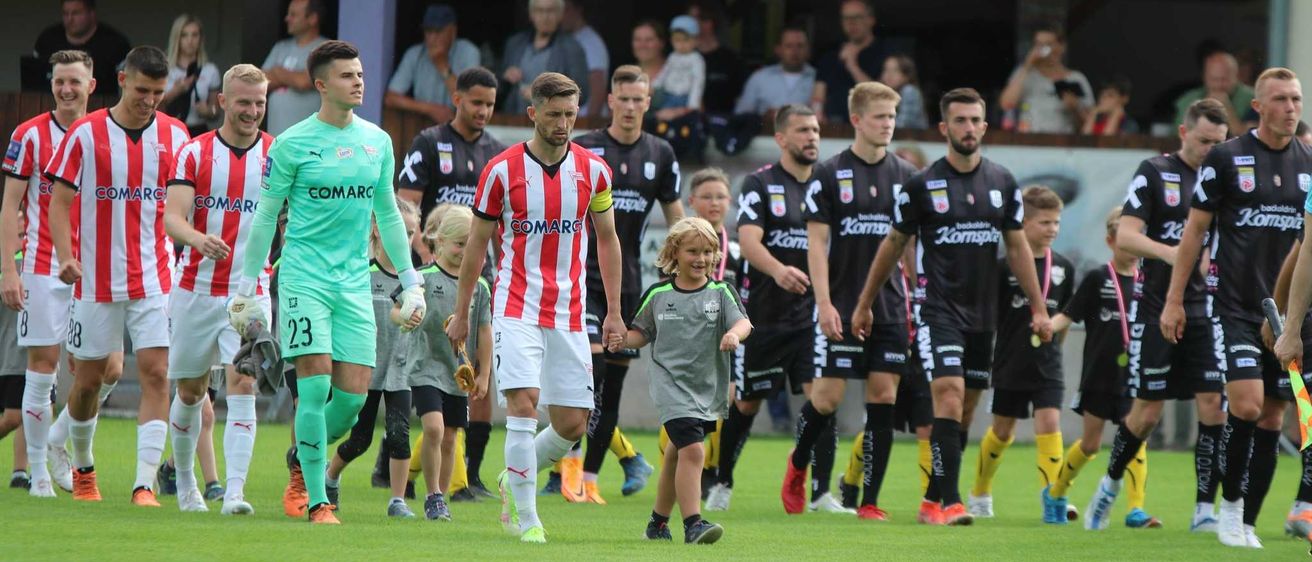 Bild enthält, People, Person, Boy, Child, Male, Adult, Man, Teen, Shoe, Glove