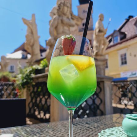 Bild enthält, Alcohol, Beverage, Cocktail, Mojito, Brunch, Food, Soda, Outdoors, Nature, Herbs