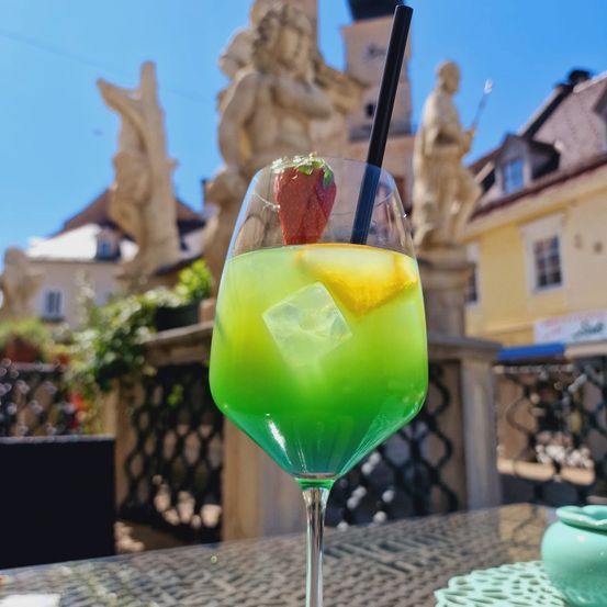 Bild enthält, Alcohol, Beverage, Cocktail, Mojito, Brunch, Food, Soda, Outdoors, Nature, Herbs