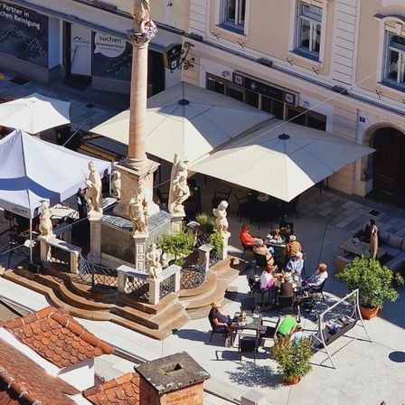 Bild enthält, Urban, City, Downtown, Indoors, Person, Plant, Potted Plant, Furniture, Restaurant, Face