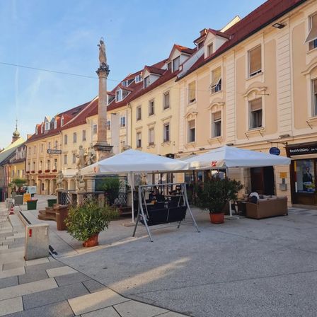 Bild enthält, Architecture, Building, Housing, House, Row House, Urban, Person, City